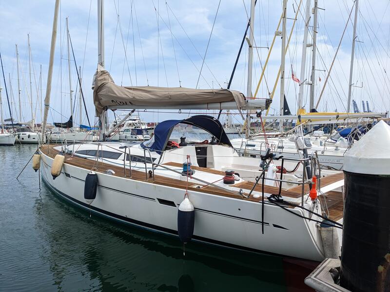 Vista lateral del velero Elan 450 Performance de Vela Viento y Mar