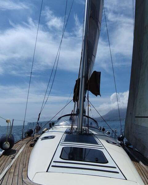 Cubierta del Elan 450 Performance preparado para salir a navegar