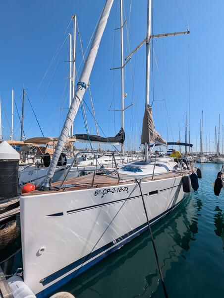 Proa del velero Elan 450 Performance de Vela Viento y Mar