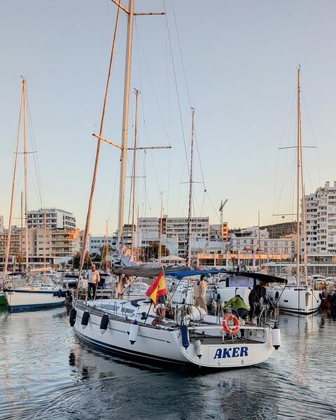 Popa del Elan 450 Performance navegando por el Mediterráneo