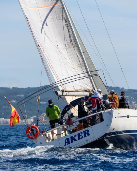 Velero Elan 450 Performance navegando a vela frente a la costa valenciana