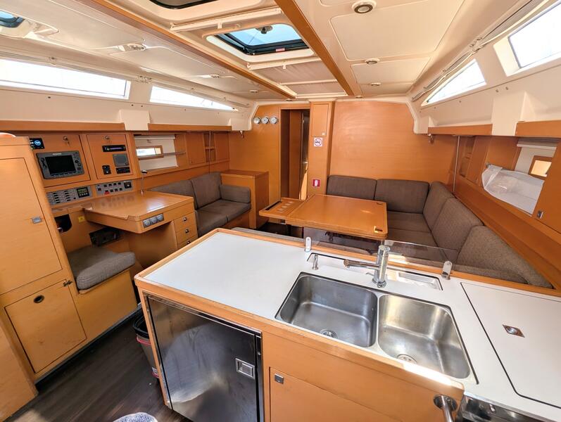 Salón interior del Elan 450 Performance