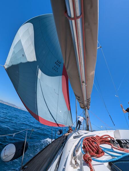Elan 450 navegando con vela asimétrica