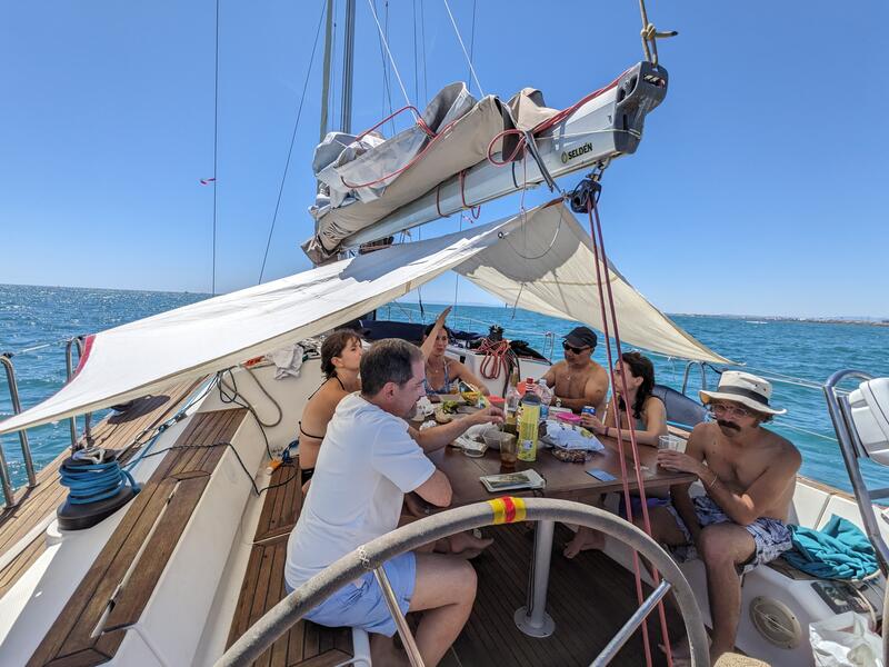 Comida a bordo del velero en Valencia