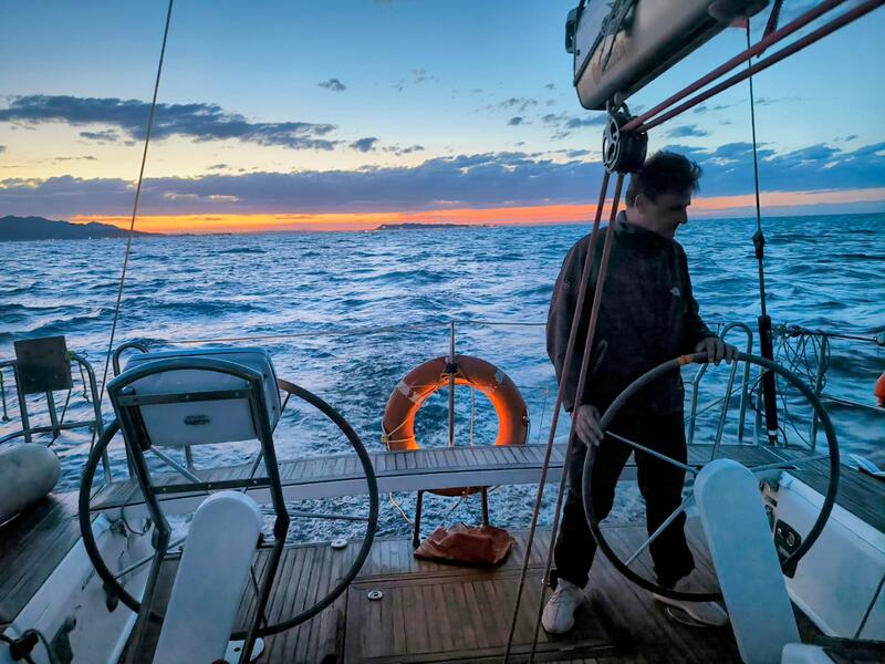 Atardecer en una salida del club de vela en Valencia