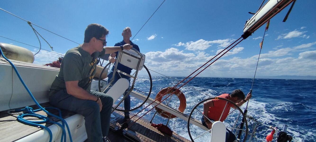 Navegación del club de vela frente a la costa valenciana