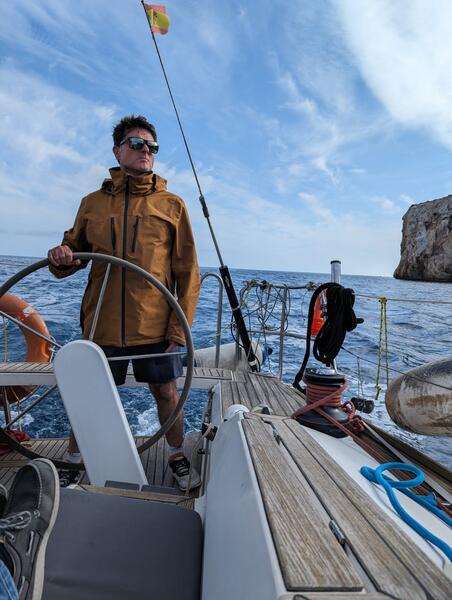 Socios del club de vela en Valencia a bordo del Elan 450
