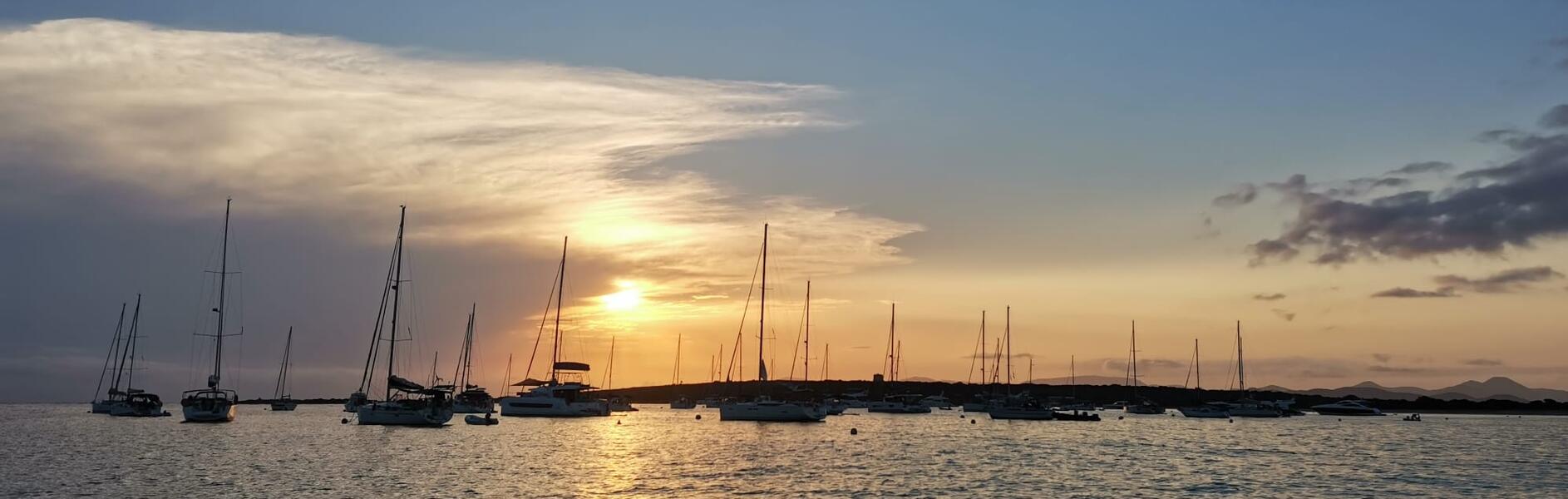Fondeo del club de vela en aguas tranquilas