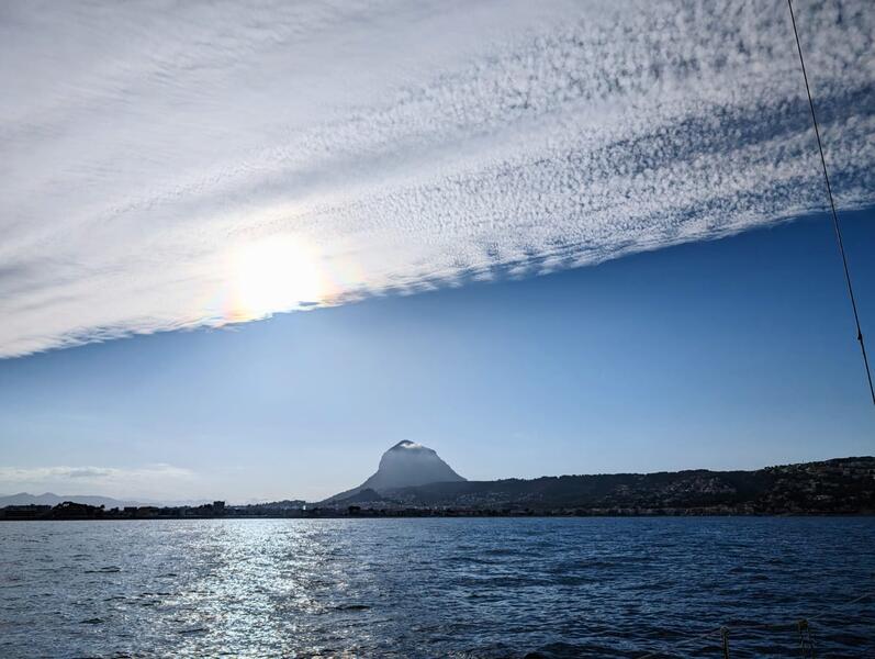 Cala en la Costa Blanca vista desde el velero