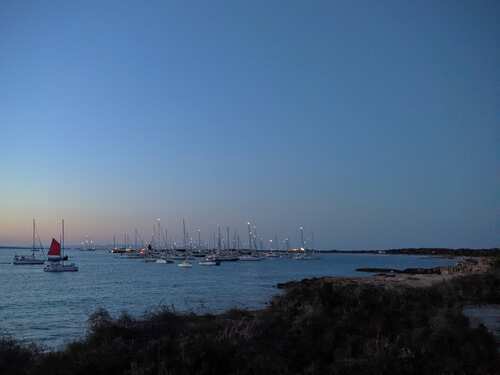 Velero fondeado en Formentera